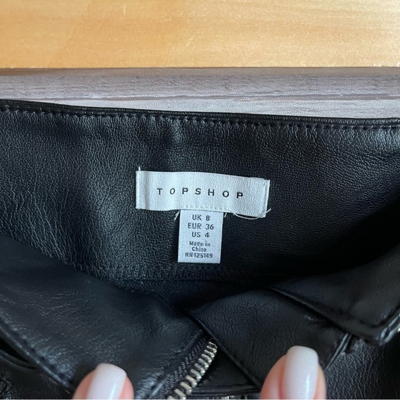 NWOT Topshop Faux Leather Motorcycle Mini Skirt in black size 4 - Picture 4 of 8